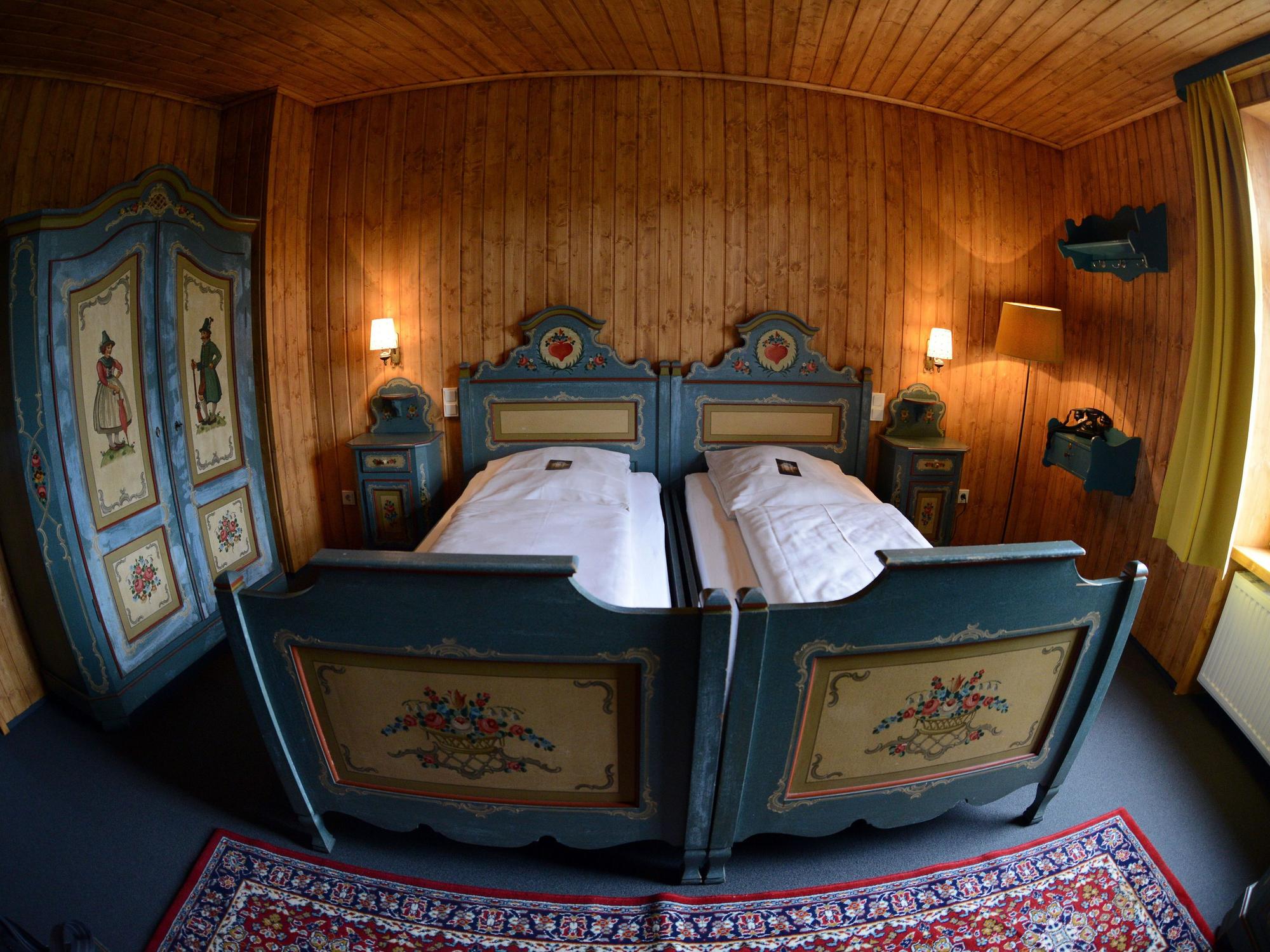 Blick in ein Schlafzimmer mir Bauernmöbeln und Doppelbett