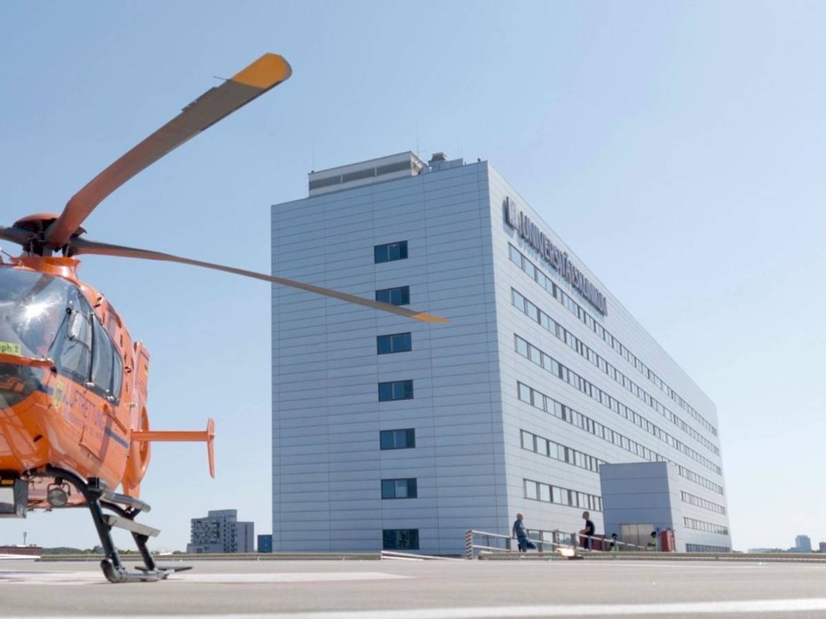 In der ARD-Doku „Im Ernstfall verletzlich - Wie krisenfest sind unsere Krankenhäuser?“ schildert ein Hacker seine Methoden. (Bild: rbb / DOCDAYS / Sven Klöpper)
