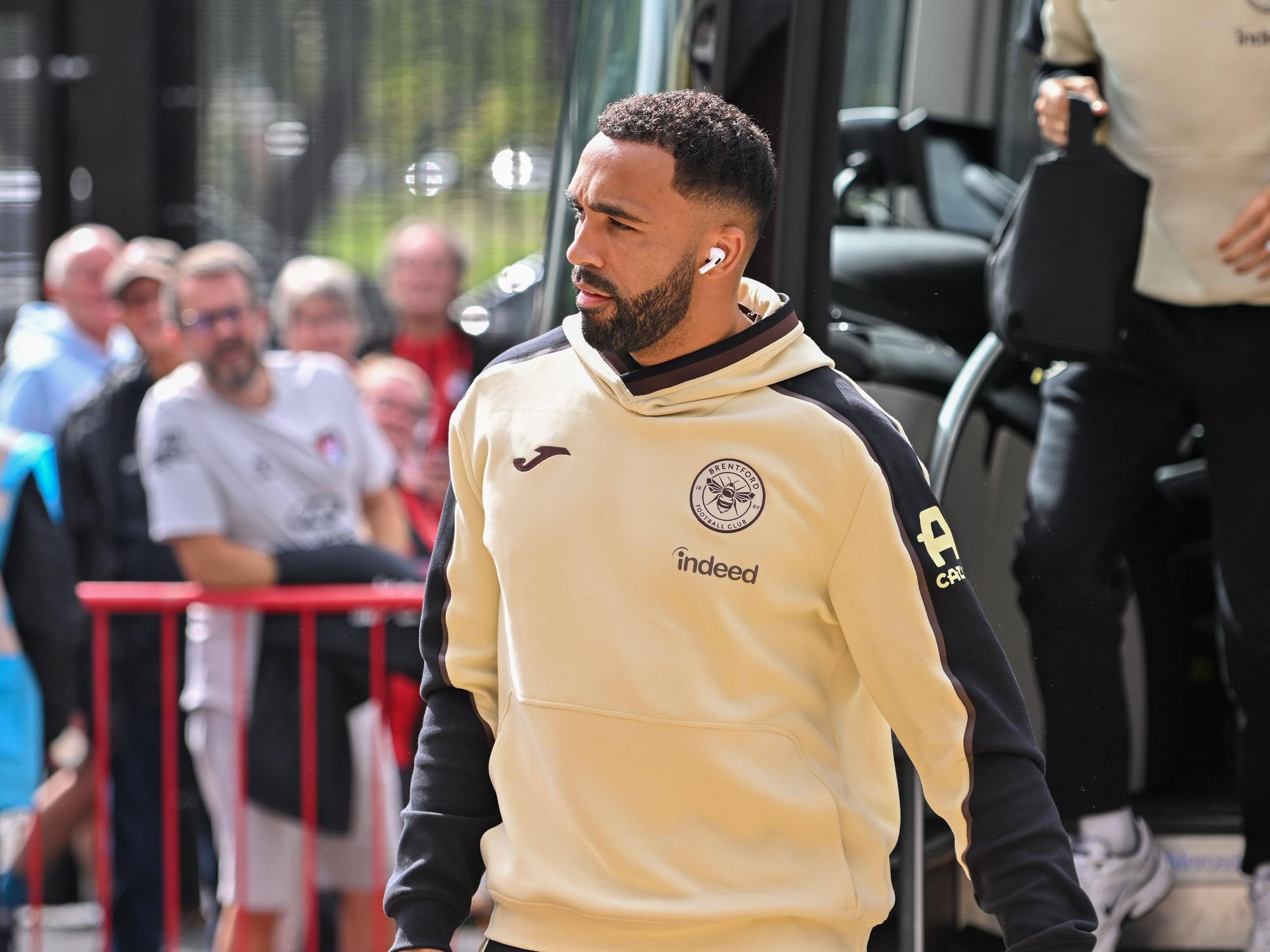 Callum Wilson im Pullover des FC Brentford.