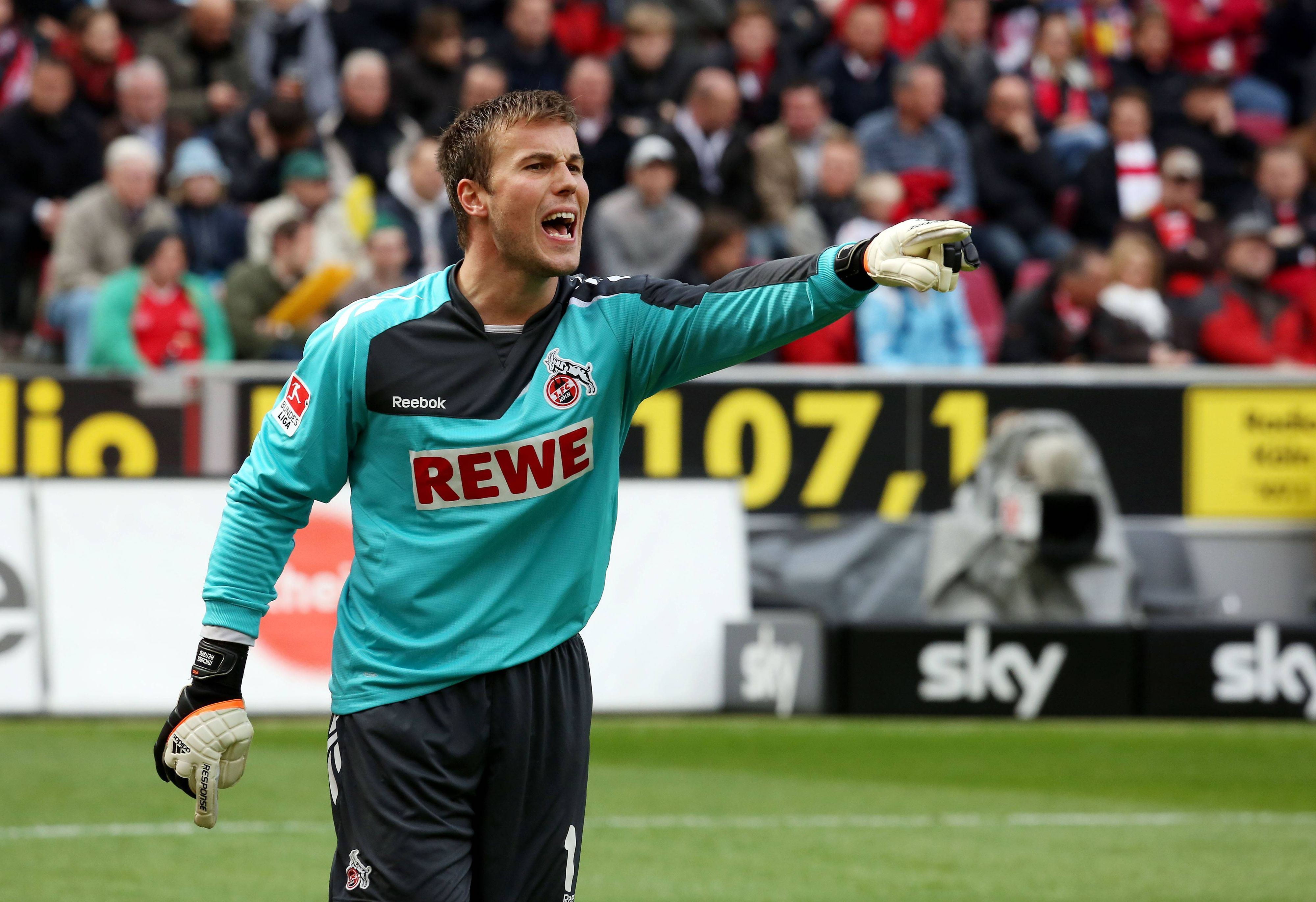 Michael Rensing, im FC-Trikot, schreit und zeigt mit dem Zeigefinger auf dem Platz.