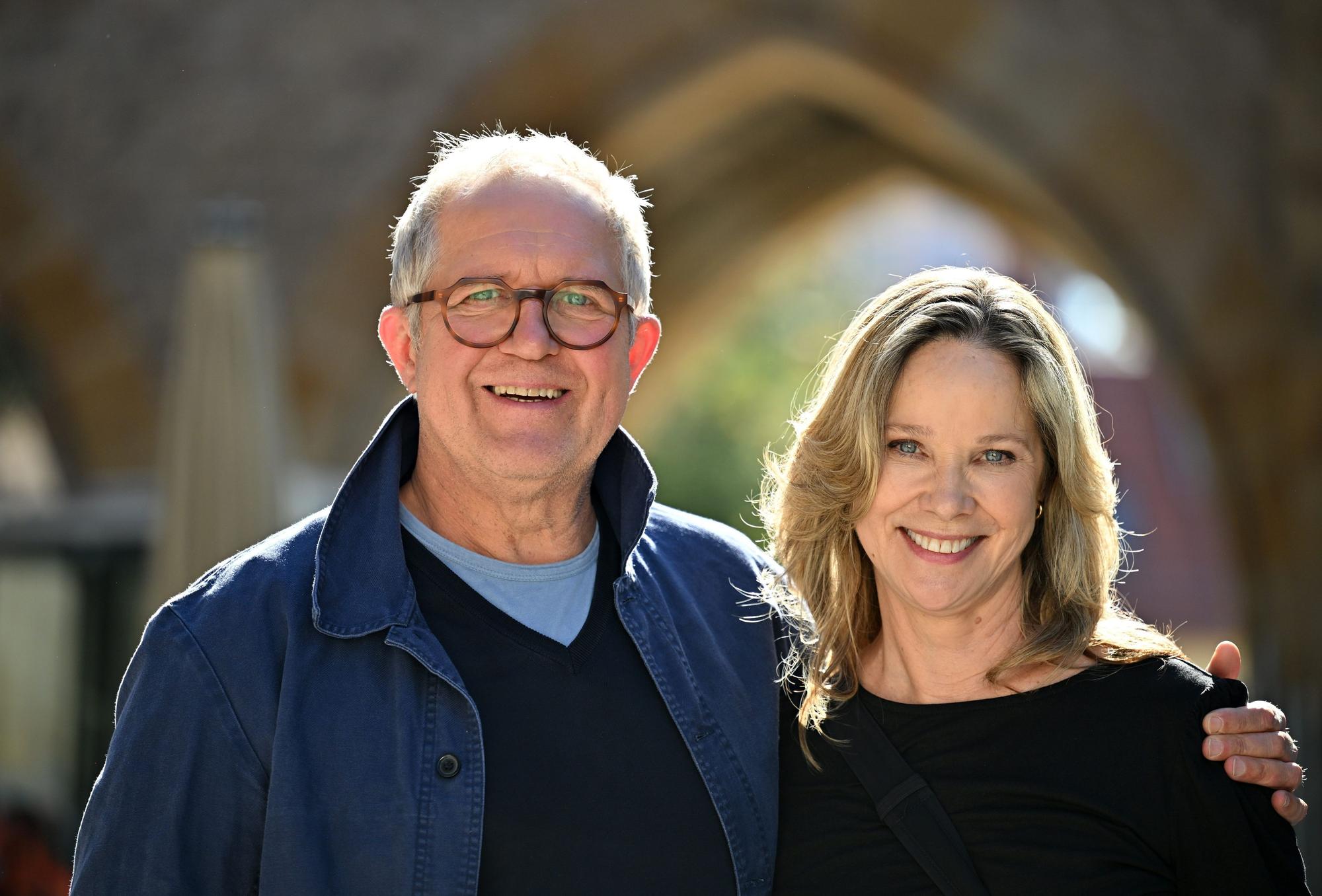 Ann-Kathrin Kramer und Harald Krassnitzer stehen am Rande von Dreharbeiten im Augustinerkloster.
