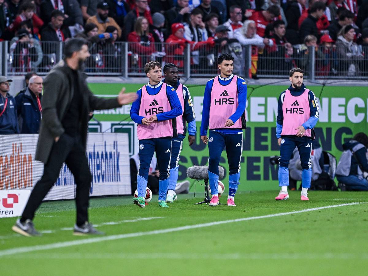 Mertcan Ayhan mit Teamkollegen und Trainer am Spielfeldrand