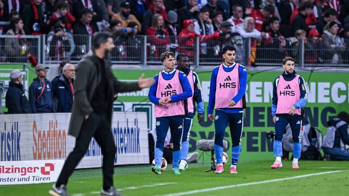Mertcan Ayhan mit Teamkollegen und Trainer am Spielfeldrand