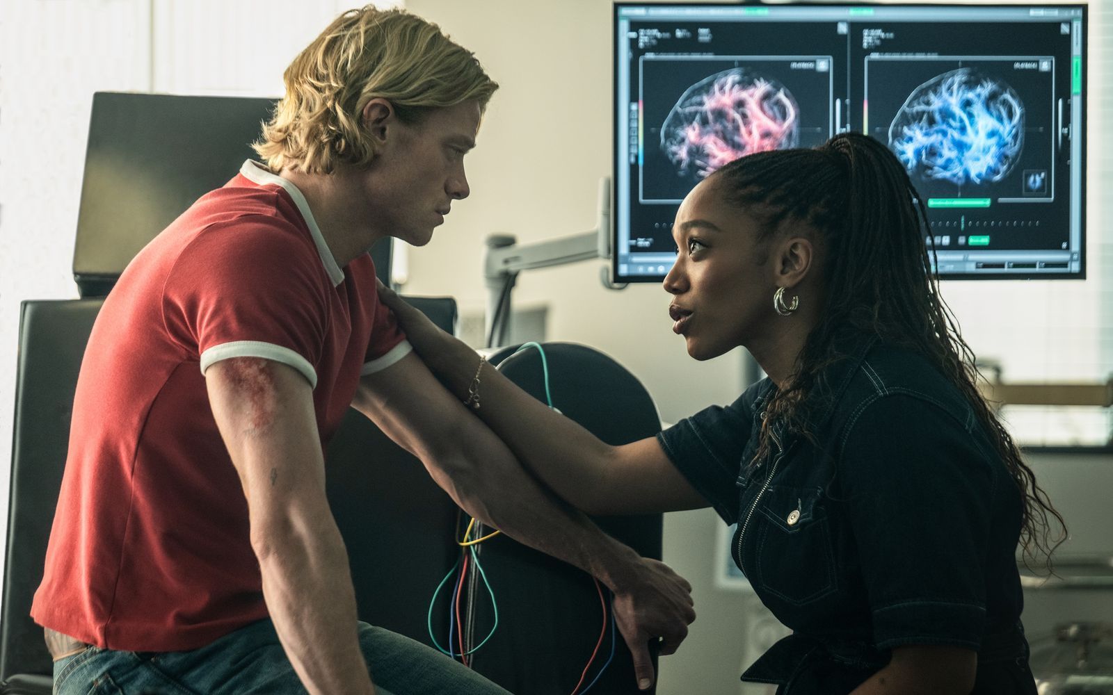Schauspieler Matt (Tom Rhys Harries, mit Naomi Ackie) unterzieht sich einer revolutionären Behandlung und hofft, seine Karriere als Schauspieler so fortsetzen zu können. (Bild: 2026 Warner Bros. Entertainment/Parisa Taghizadeh)