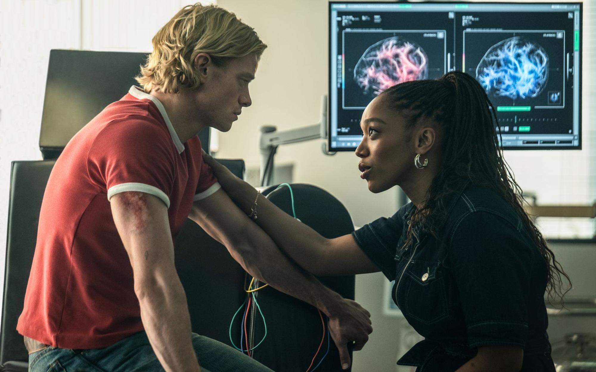 Schauspieler Matt (Tom Rhys Harries, mit Naomi Ackie) unterzieht sich einer revolutionären Behandlung und hofft, seine Karriere als Schauspieler so fortsetzen zu können. (Bild: 2026 Warner Bros. Entertainment/Parisa Taghizadeh)