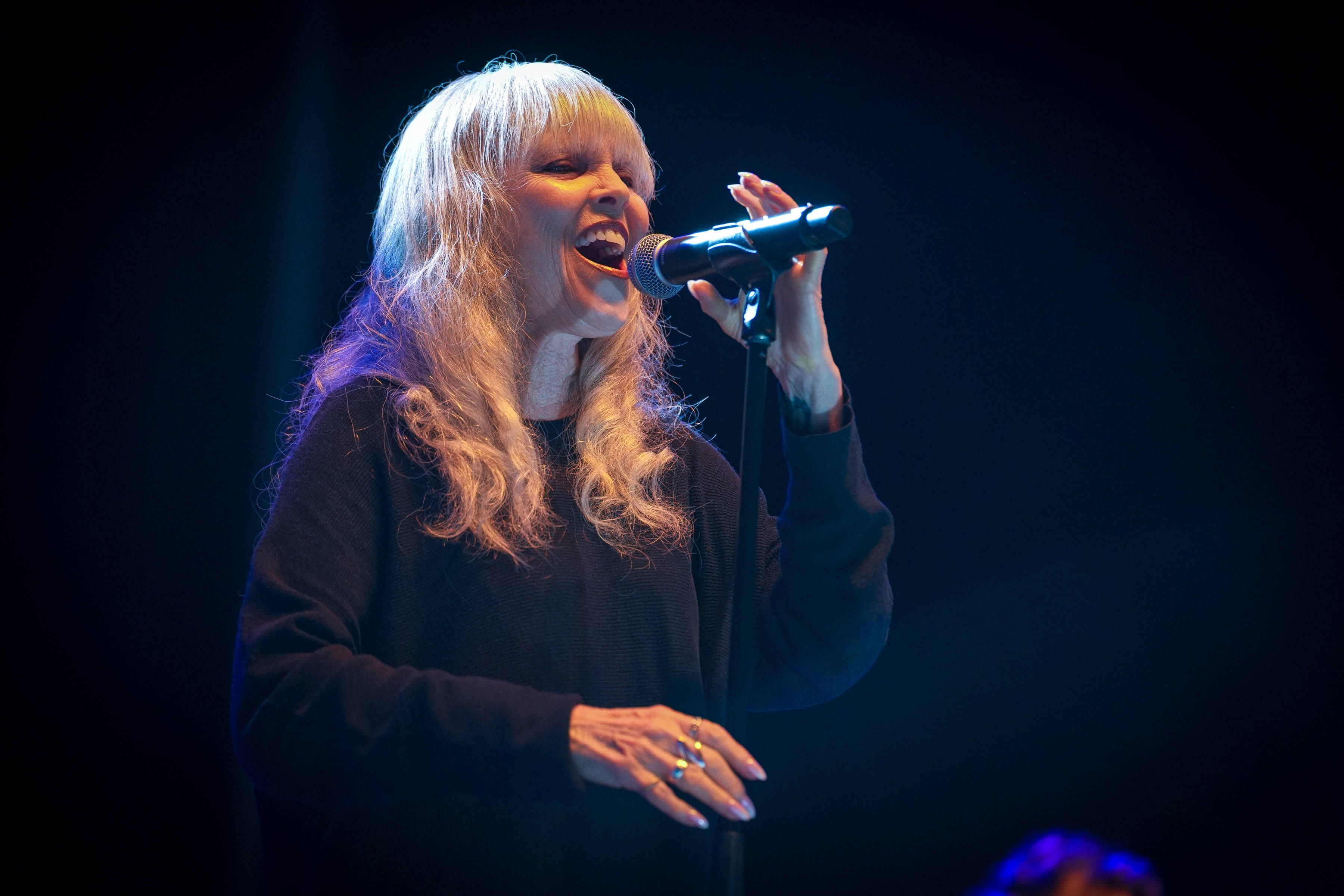 Pat Benatar steht immer noch auf der Bühne, so wie hier im September 2026 bei einem Benefiz-Konzert.