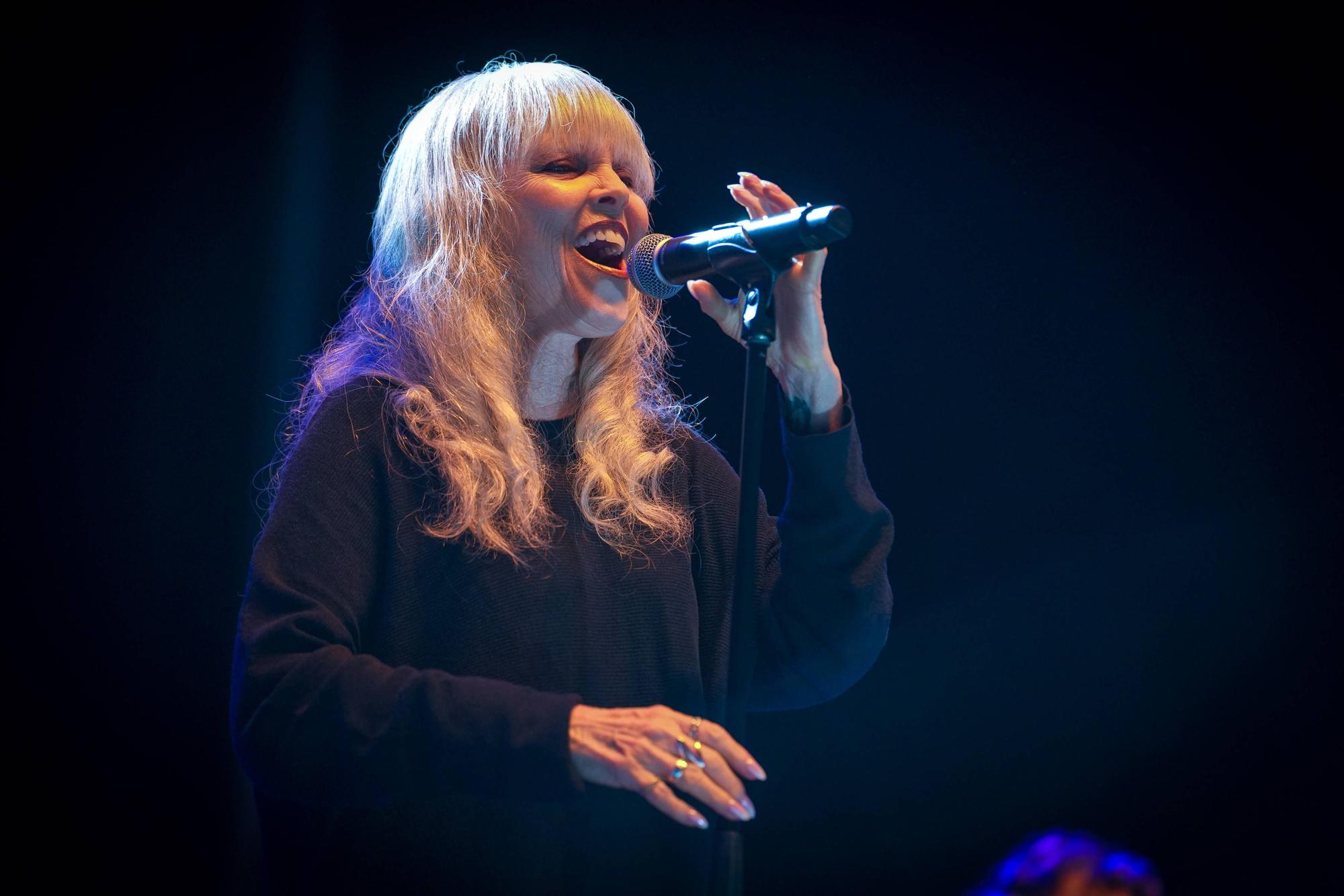 Pat Benatar steht immer noch auf der Bühne, so wie hier im September 2026 bei einem Benefiz-Konzert.