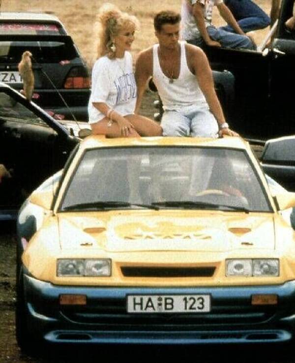 Tina Ruland, Til Schweiger Berti (Til Schweiger), der einen heissgemachten Manta B GTE faehrt, ist mit Uschi (Tina Ruland) und der Clique unterwegs. 1991 UnitedArchives01356386
Tina Ruland Til Schweiger Berti Til Schweiger the a Manta B GTE runs is with Uschi Tina Ruland and the Clique on the road 1991 UnitedArchives01356386