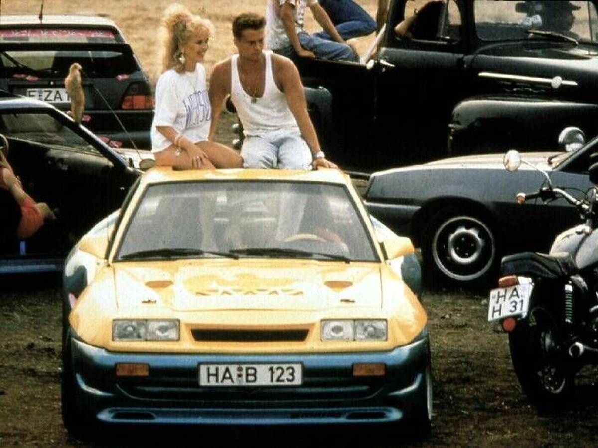Tina Ruland, Til Schweiger Berti (Til Schweiger), der einen heissgemachten Manta B GTE faehrt, ist mit Uschi (Tina Ruland) und der Clique unterwegs. 1991 UnitedArchives01356386
Tina Ruland Til Schweiger Berti Til Schweiger the a Manta B GTE runs is with Uschi Tina Ruland and the Clique on the road 1991 UnitedArchives01356386