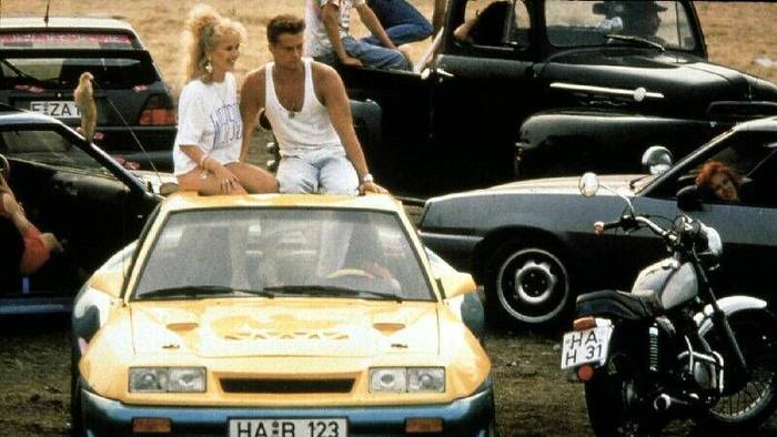 Tina Ruland, Til Schweiger Berti (Til Schweiger), der einen heissgemachten Manta B GTE faehrt, ist mit Uschi (Tina Ruland) und der Clique unterwegs. 1991 UnitedArchives01356386
Tina Ruland Til Schweiger Berti Til Schweiger the a Manta B GTE runs is with Uschi Tina Ruland and the Clique on the road 1991 UnitedArchives01356386