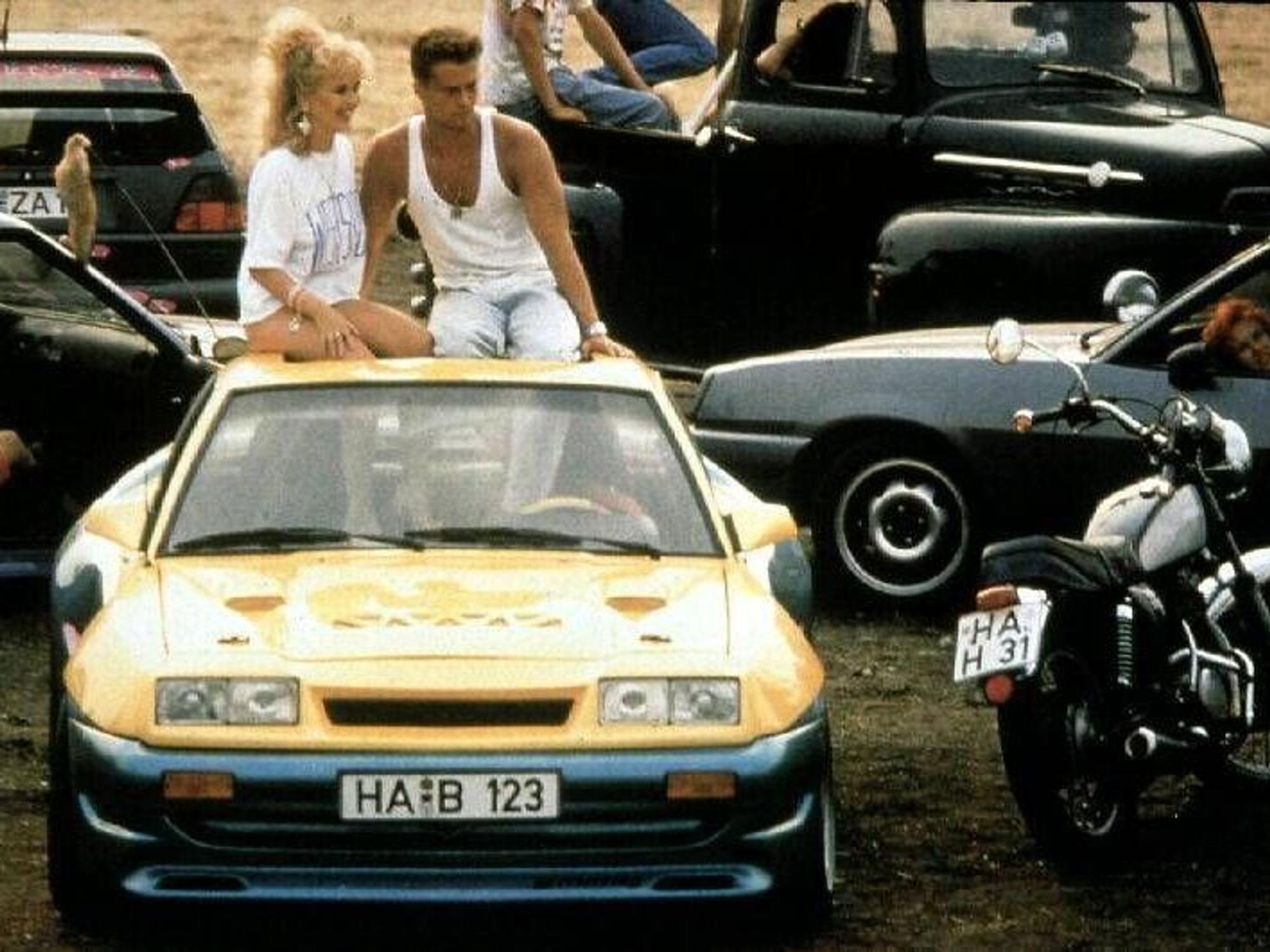 Tina Ruland, Til Schweiger Berti (Til Schweiger), der einen heissgemachten Manta B GTE faehrt, ist mit Uschi (Tina Ruland) und der Clique unterwegs. 1991 UnitedArchives01356386
Tina Ruland Til Schweiger Berti Til Schweiger the a Manta B GTE runs is with Uschi Tina Ruland and the Clique on the road 1991 UnitedArchives01356386