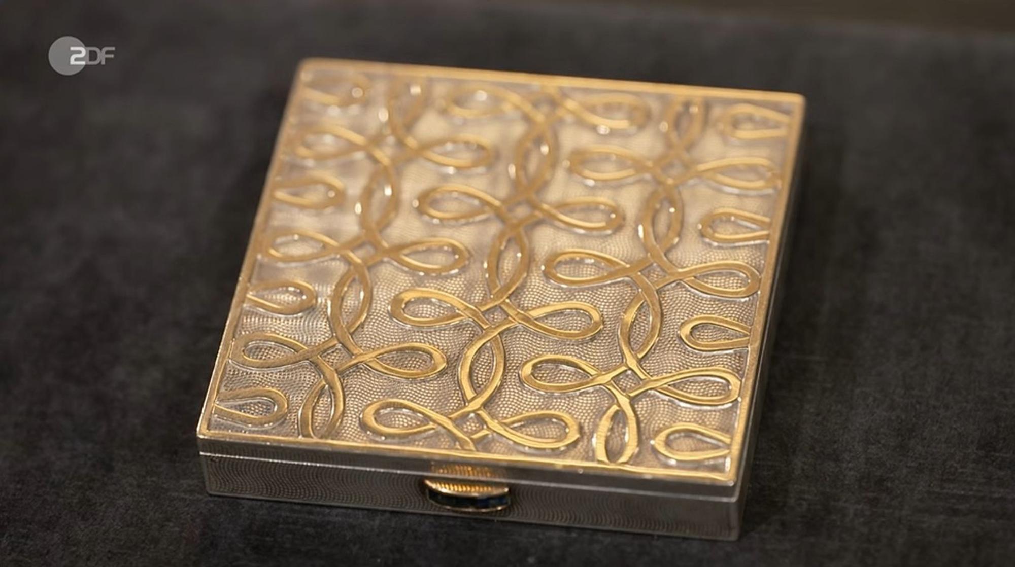 Eine Puderdose mit Spiegel aus dem Hause Van Cleef et Arpels war das nächste Verkaufsobjekt. Das Etui aus 950er-Silber stammte aus der Mitte der 1930er-Jahre und sollte laut Expertise 800 bis 900 Euro einbringen. Wolfgang Pauritsch erkannte sofort den Reiz des Stücks: „Das ist was Besonderes.“ Entsprechend lebhaft verlief die Bieterrunde, die Pauritsch mit 1.300 Euro für sich entschied. (Bild: ZDF)