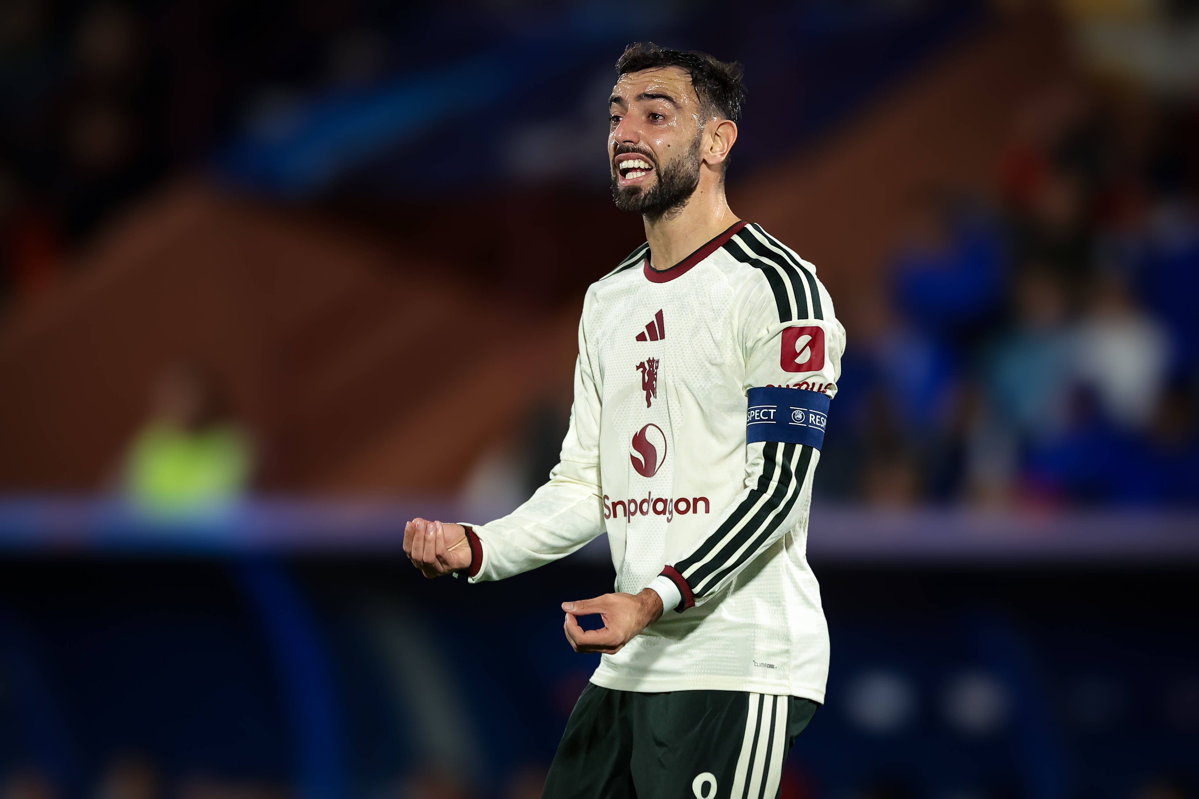Bruno Fernandes gestikuliert.