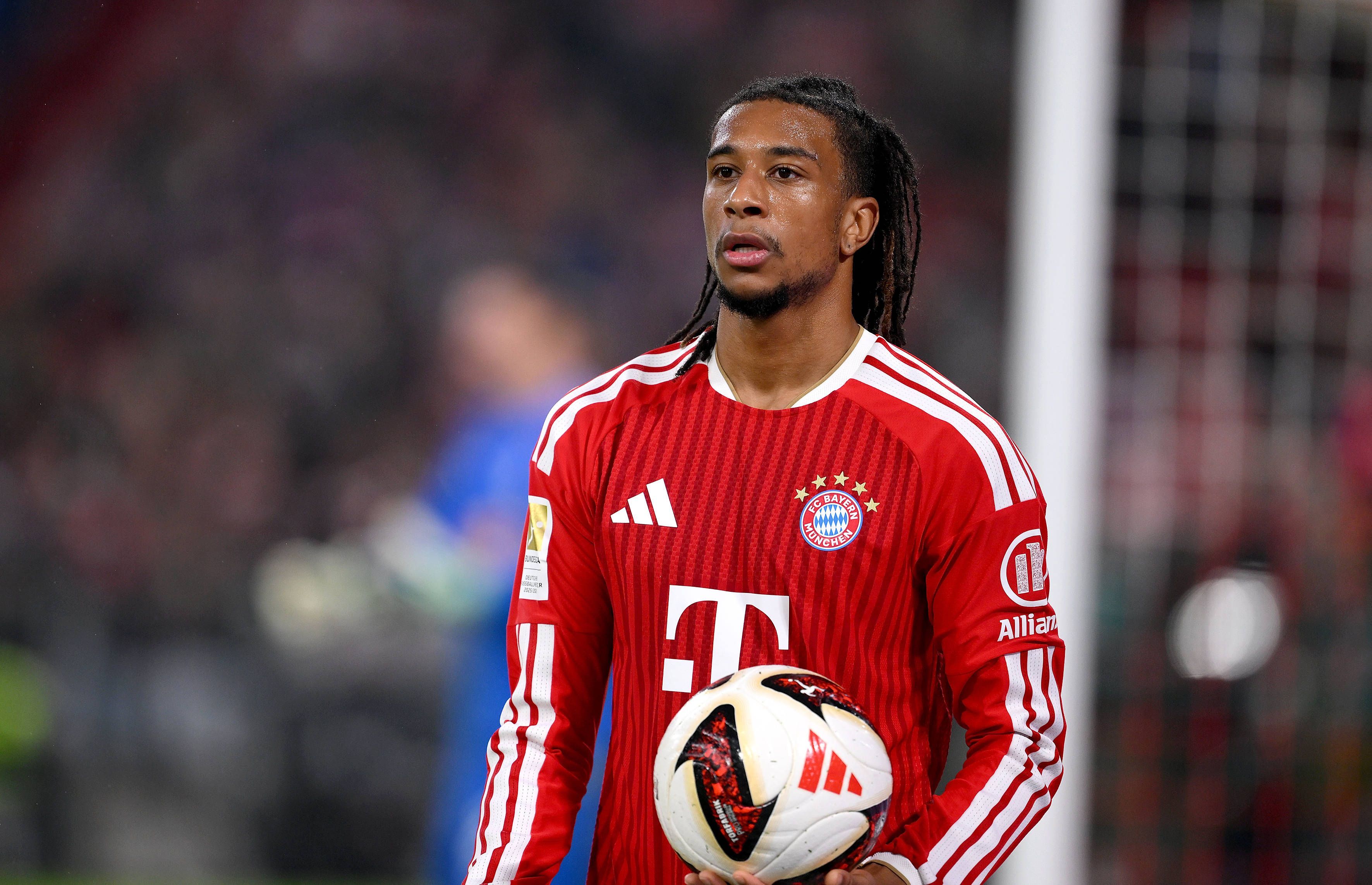 Michael Olise mit einem Ball in der Hand.