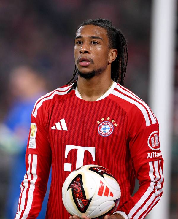 Michael Olise mit einem Ball in der Hand.