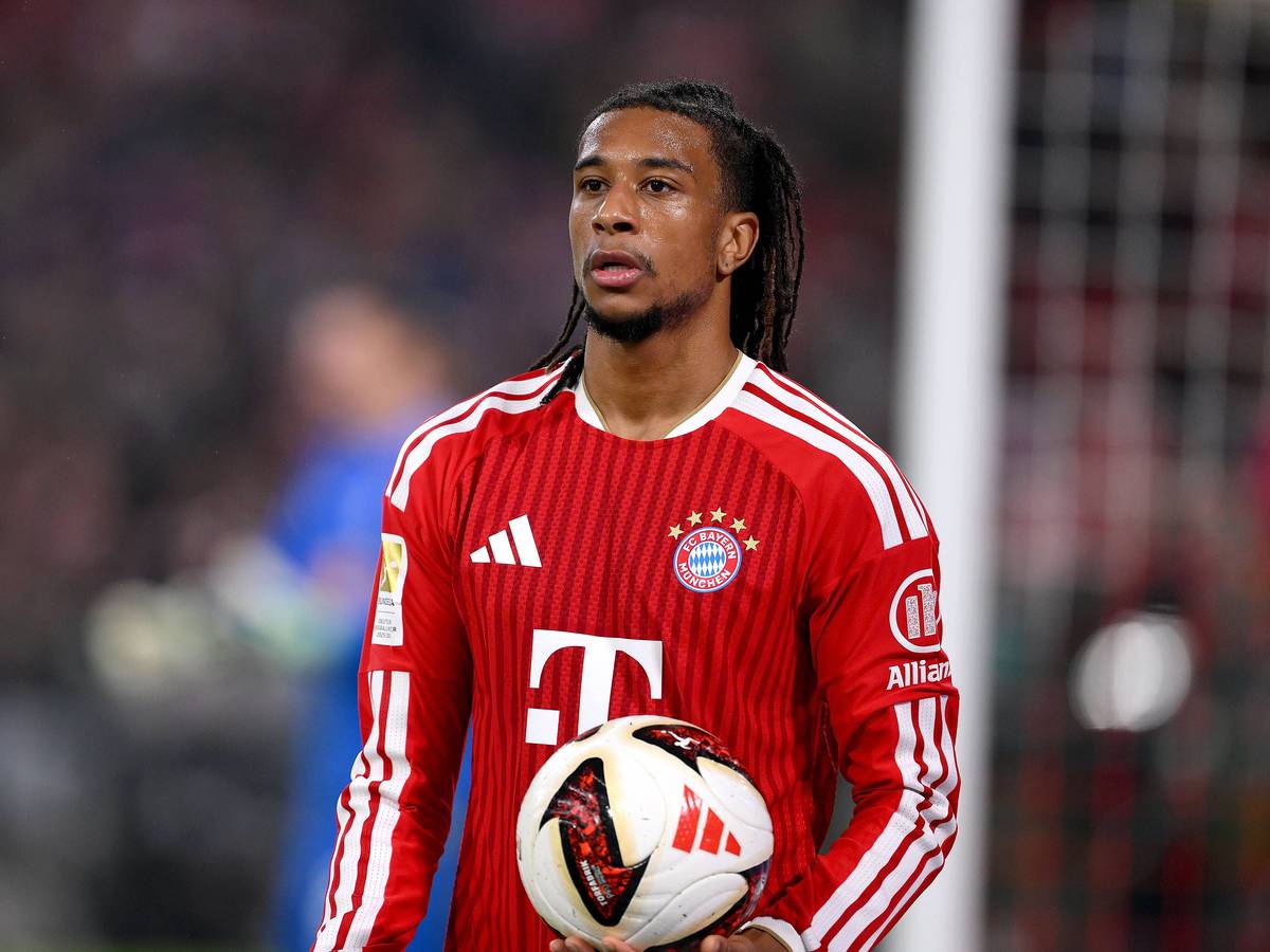 Michael Olise mit einem Ball in der Hand.