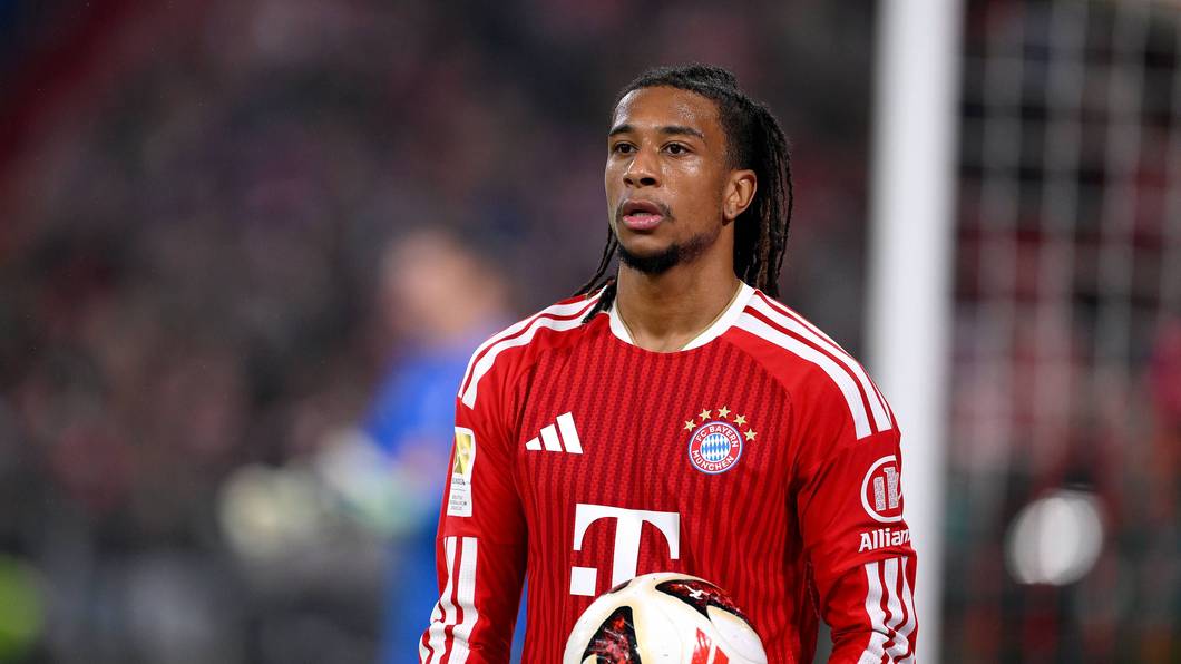 Michael Olise mit einem Ball in der Hand.