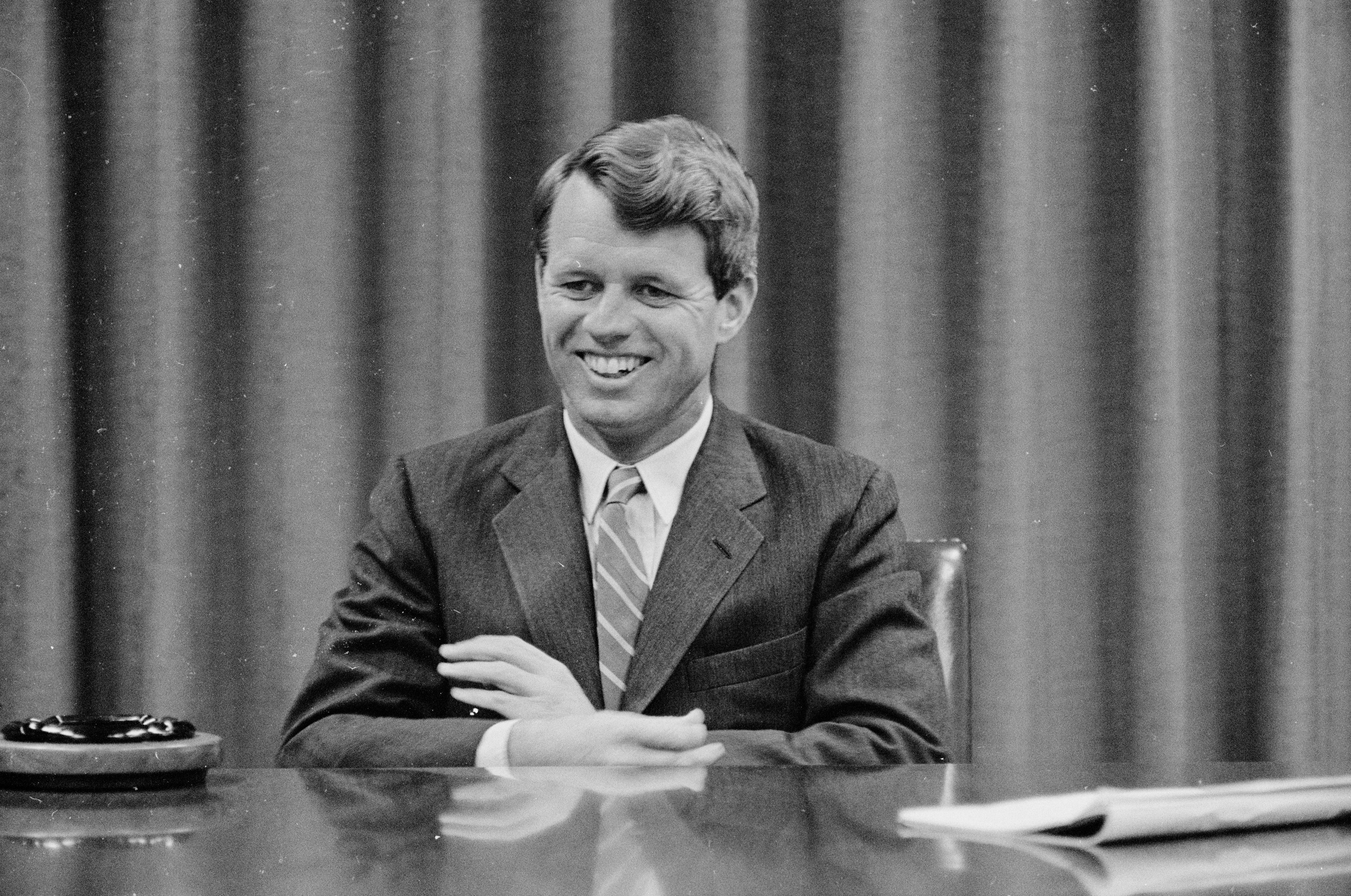 Robert „Bobby“ Kennedy, hier 1963 bei einem Interview, starb ebenfalls mit 42 Jahren, nachdem er angeschossen wurde.