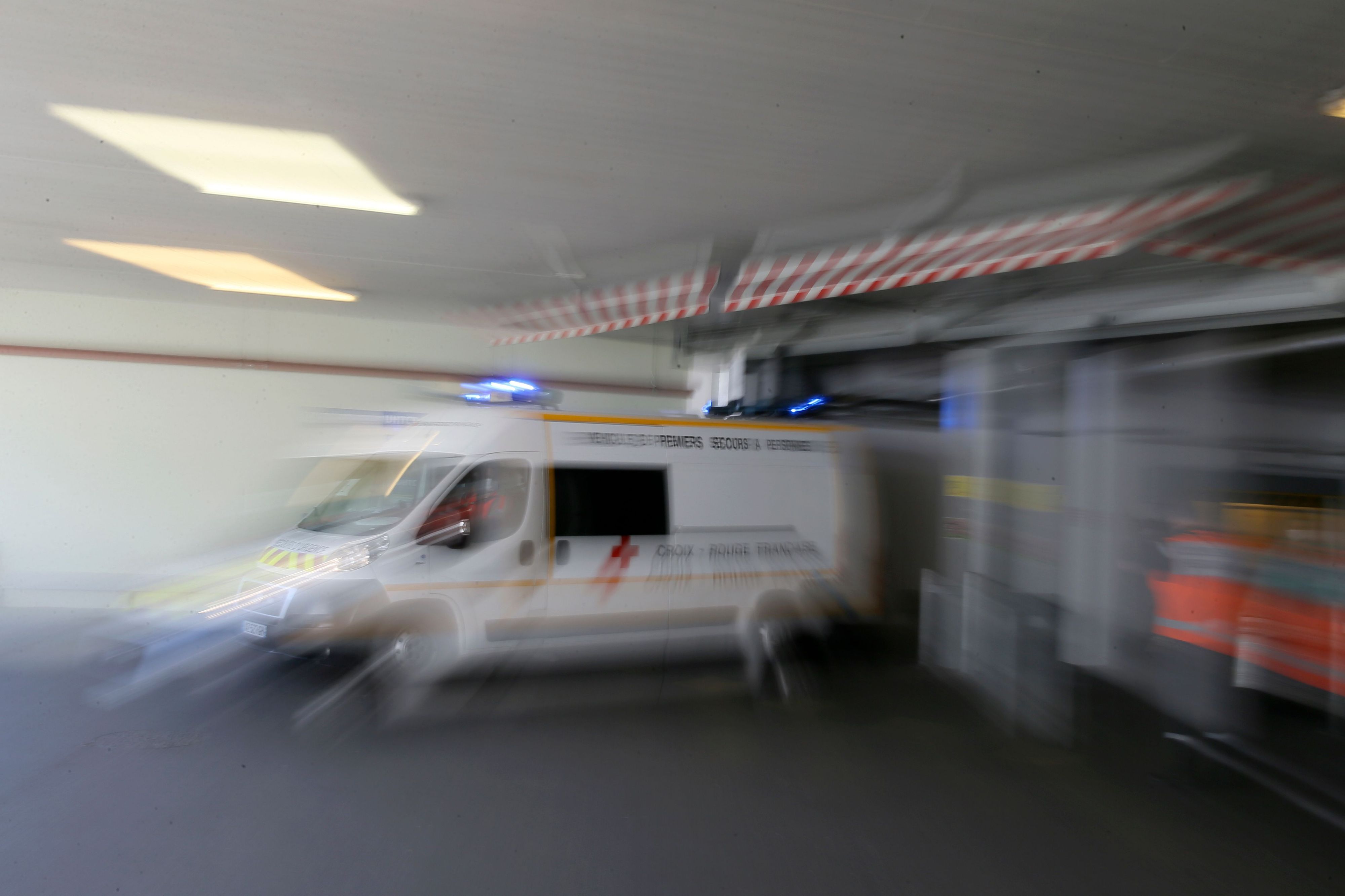 Ein Krankenwagen fährt ab. In Frankreich ist das bislang nur bei Tieren festgestellte Shamonda-Virus nach Angaben des Agrarministeriums erstmals bei einem Menschen nachgewiesen worden, der an der Infektion gestorben ist.