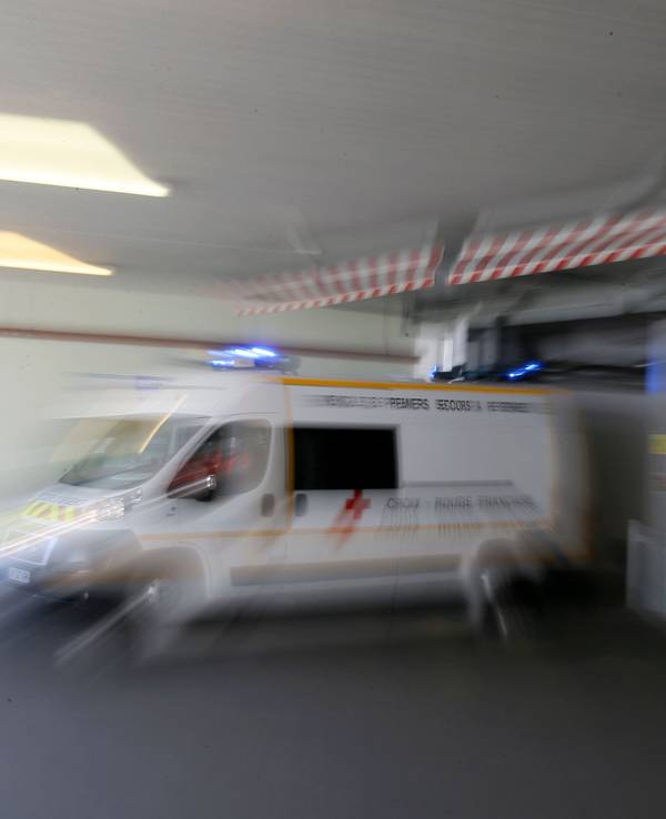 Ein Krankenwagen fährt ab. In Frankreich ist das bislang nur bei Tieren festgestellte Shamonda-Virus nach Angaben des Agrarministeriums erstmals bei einem Menschen nachgewiesen worden, der an der Infektion gestorben ist.