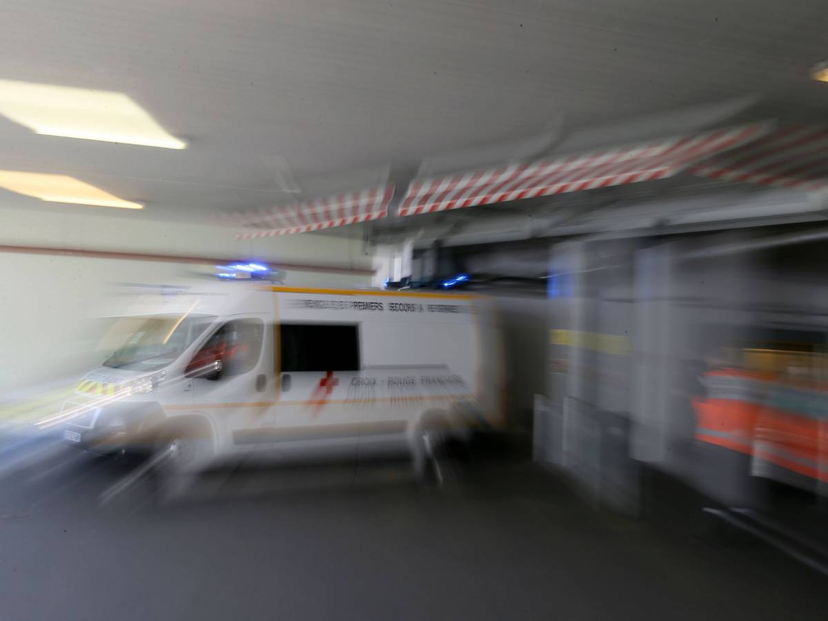 Ein Krankenwagen fährt ab. In Frankreich ist das bislang nur bei Tieren festgestellte Shamonda-Virus nach Angaben des Agrarministeriums erstmals bei einem Menschen nachgewiesen worden, der an der Infektion gestorben ist.