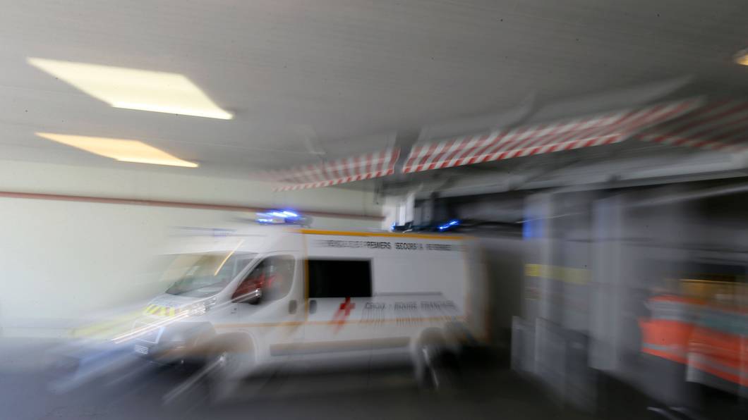 Ein Krankenwagen fährt ab. In Frankreich ist das bislang nur bei Tieren festgestellte Shamonda-Virus nach Angaben des Agrarministeriums erstmals bei einem Menschen nachgewiesen worden, der an der Infektion gestorben ist.