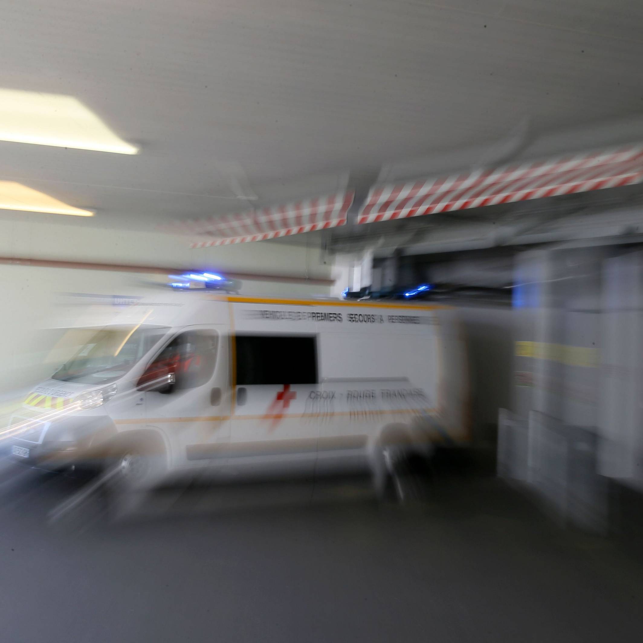 Ein Krankenwagen fährt ab. In Frankreich ist das bislang nur bei Tieren festgestellte Shamonda-Virus nach Angaben des Agrarministeriums erstmals bei einem Menschen nachgewiesen worden, der an der Infektion gestorben ist.