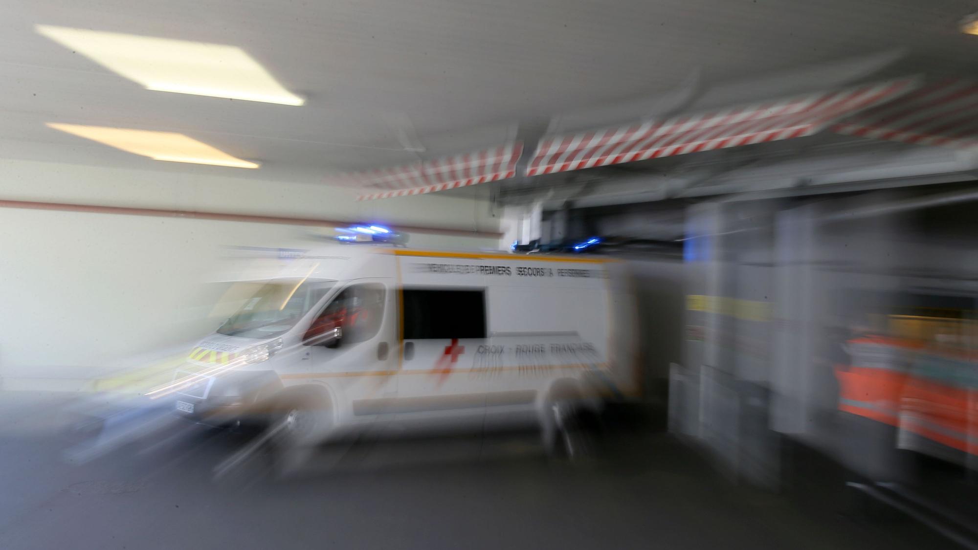 Ein Krankenwagen fährt ab. In Frankreich ist das bislang nur bei Tieren festgestellte Shamonda-Virus nach Angaben des Agrarministeriums erstmals bei einem Menschen nachgewiesen worden, der an der Infektion gestorben ist.