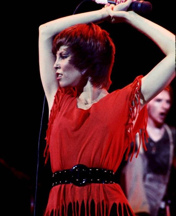 Pat Benatar auf der Bühne.