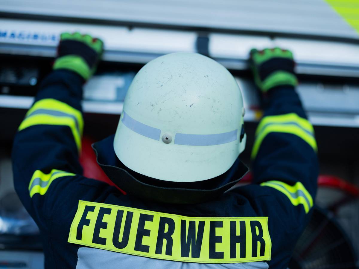 ARCHIV - 11.01.2024, Nordrhein-Westfalen, Leverkusen: Ein Feuerwehrmann holt Equipment aus einem Einsatzfahrzeug an der Feuerwache der Feuerwehr. (zu dpa: «36-Jähriger schläft im Auto - dann steht es in Flammen») Foto: Rolf Vennenbernd/dpa +++ dpa-Bildfunk +++