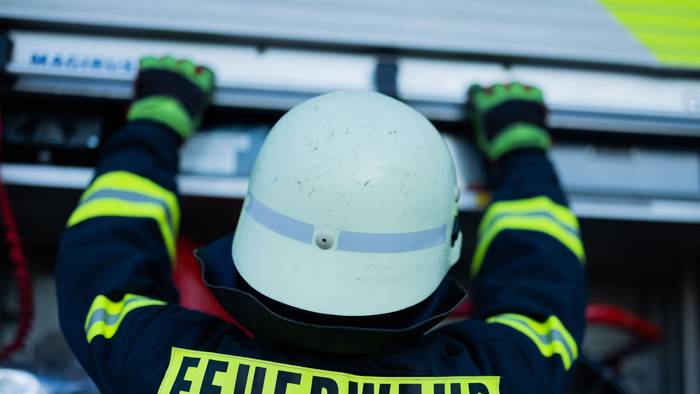 ARCHIV - 11.01.2024, Nordrhein-Westfalen, Leverkusen: Ein Feuerwehrmann holt Equipment aus einem Einsatzfahrzeug an der Feuerwache der Feuerwehr. (zu dpa: «36-Jähriger schläft im Auto - dann steht es in Flammen») Foto: Rolf Vennenbernd/dpa +++ dpa-Bildfunk +++
