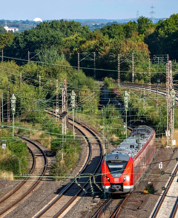 Eine Regionalbahn auf der Strecke zwischen Essen und Bochum
