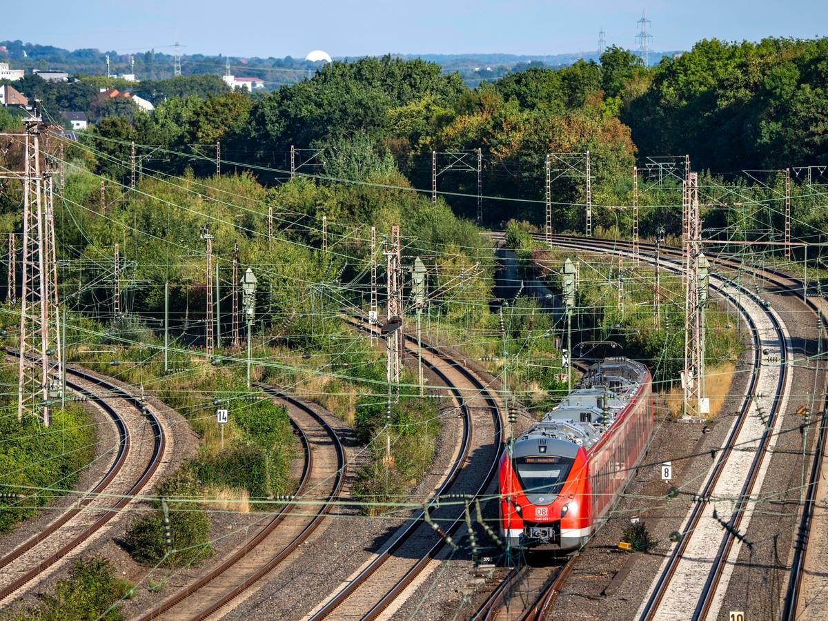 Eine Regionalbahn auf der Strecke zwischen Essen und Bochum