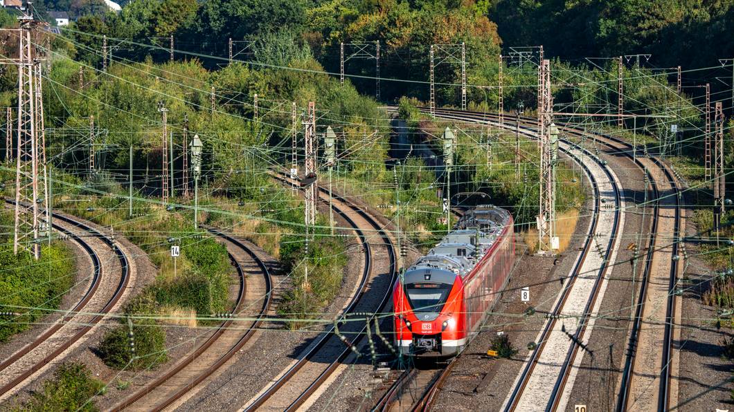 Eine Regionalbahn auf der Strecke zwischen Essen und Bochum