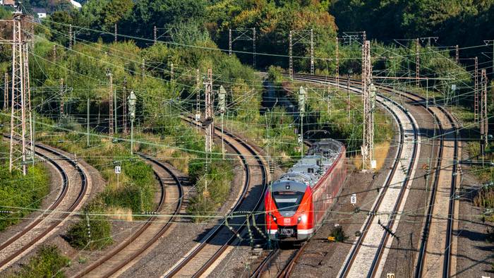 Eine Regionalbahn auf der Strecke zwischen Essen und Bochum