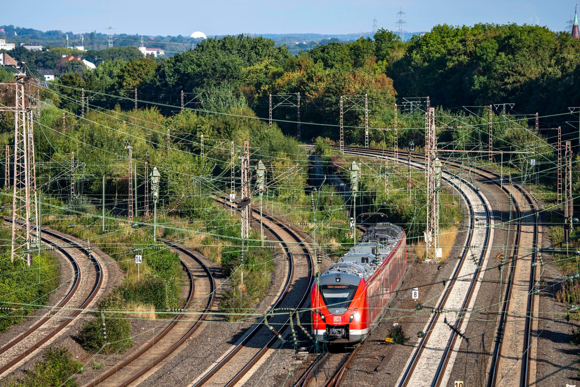 Eine Regionalbahn auf der Strecke zwischen Essen und Bochum