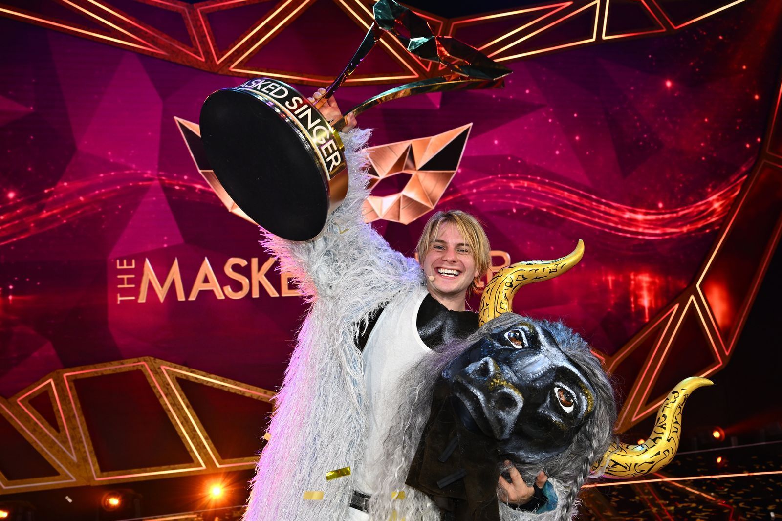Beim Erinnerungsfoto mit Sieger Vincent Grooss war die Trophäe wieder zusammengeklöppelt. Vorher hatte sie Moderator Matthias Opdenhövel leicht lädiert. (Bild: Joyn/Willi Weber)