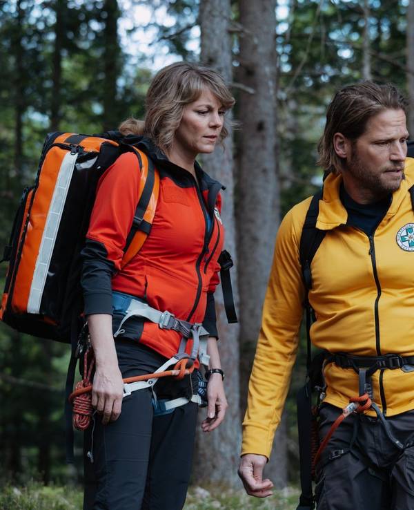 Katharina Strasser und Markus Kofler (Sebastian Ströbel) - ein letztes Mal gemeinsam unterwegs, Leben zu retten. Nur: Diesmal steht am Ende das von Katharina auf dem Spiel. (Bild: ZDF/Sabine Finger Fotografie)