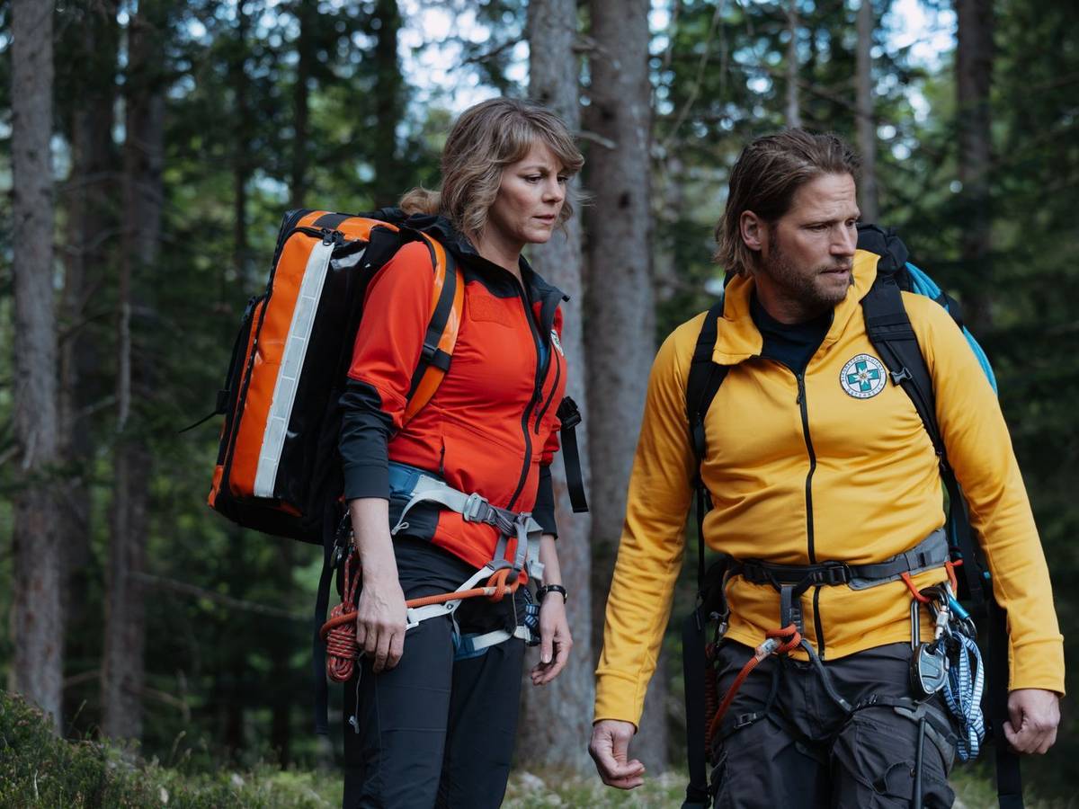 Katharina Strasser und Markus Kofler (Sebastian Ströbel) - ein letztes Mal gemeinsam unterwegs, Leben zu retten. Nur: Diesmal steht am Ende das von Katharina auf dem Spiel. (Bild: ZDF/Sabine Finger Fotografie)