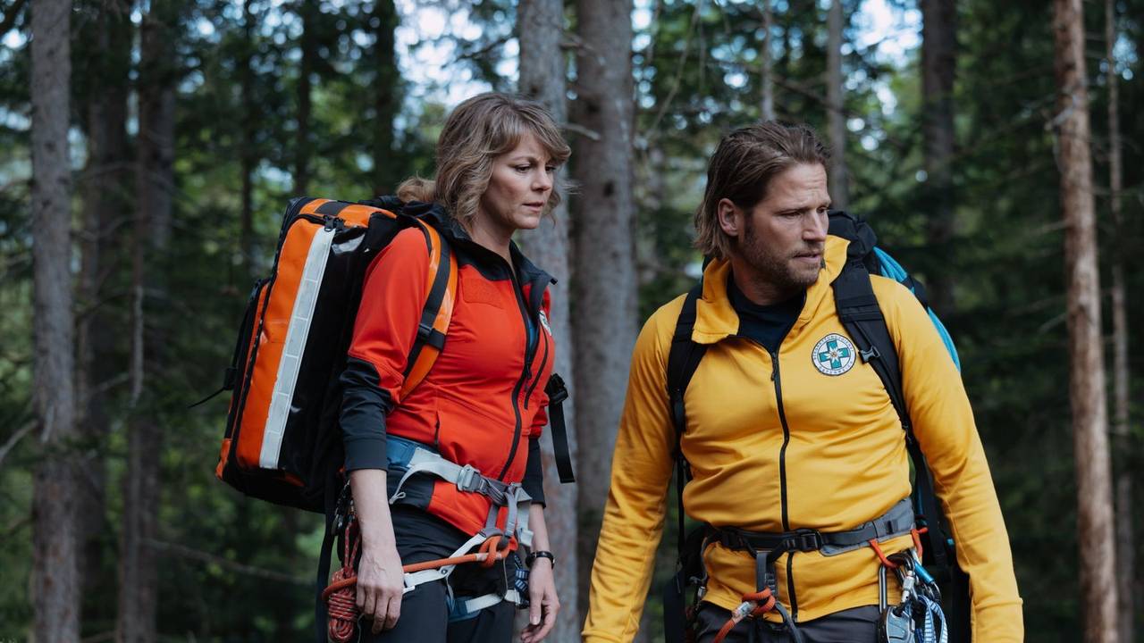 Katharina Strasser und Markus Kofler (Sebastian Ströbel) - ein letztes Mal gemeinsam unterwegs, Leben zu retten. Nur: Diesmal steht am Ende das von Katharina auf dem Spiel. (Bild: ZDF/Sabine Finger Fotografie)