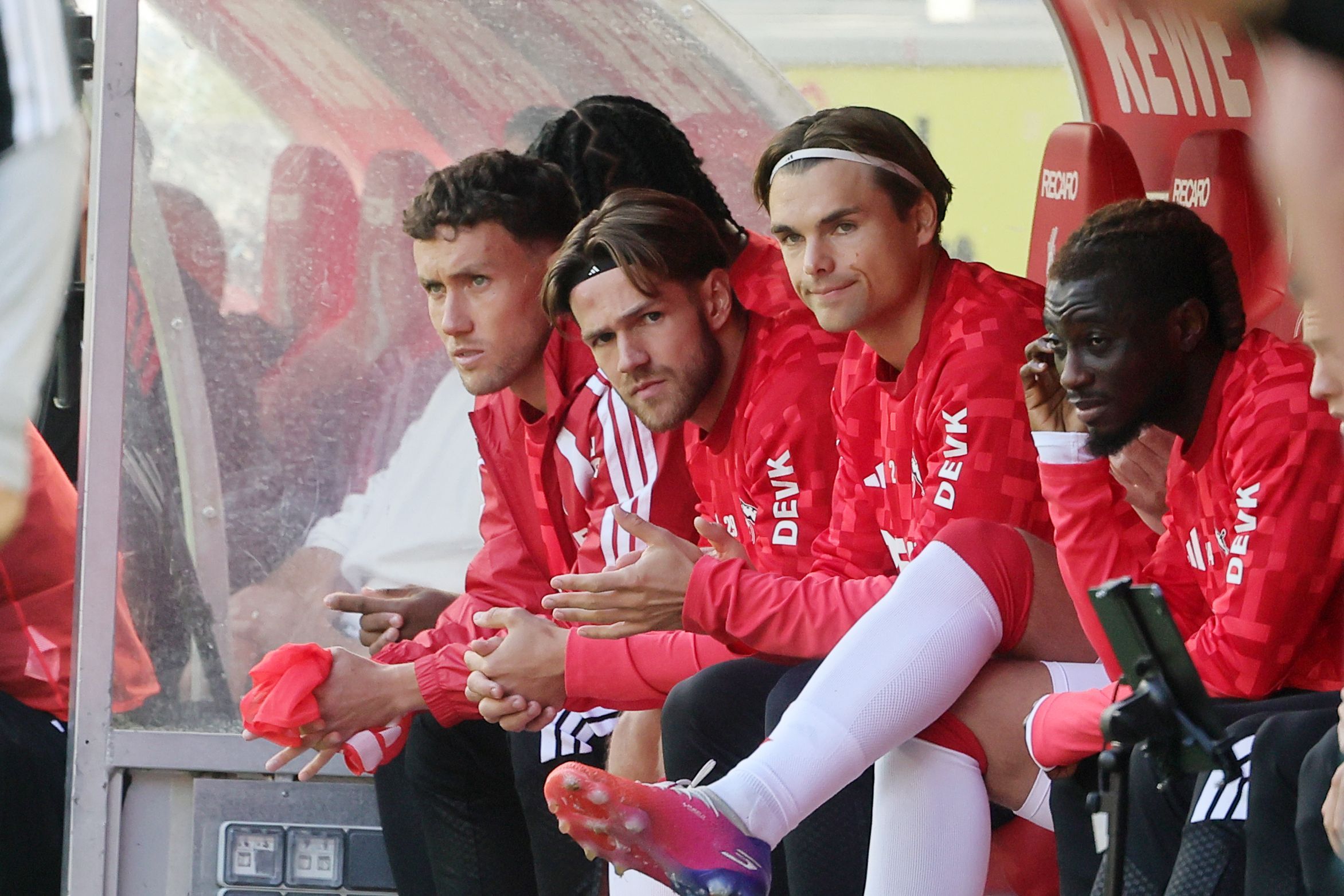 Die FC-Bank mit Luca Waldschmidt, Jan Thielmann, Joel Schmied und Gideon Mensah.