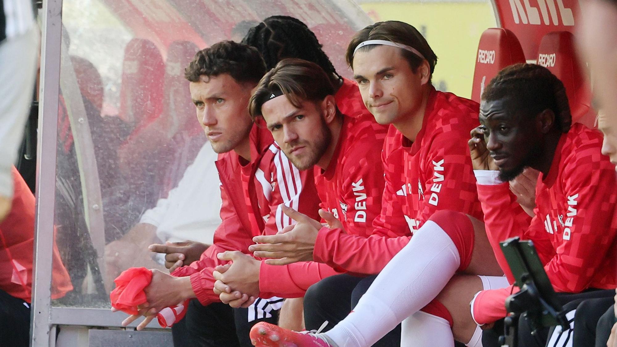Die FC-Bank mit Luca Waldschmidt, Jan Thielmann, Joel Schmied und Gideon Mensah.