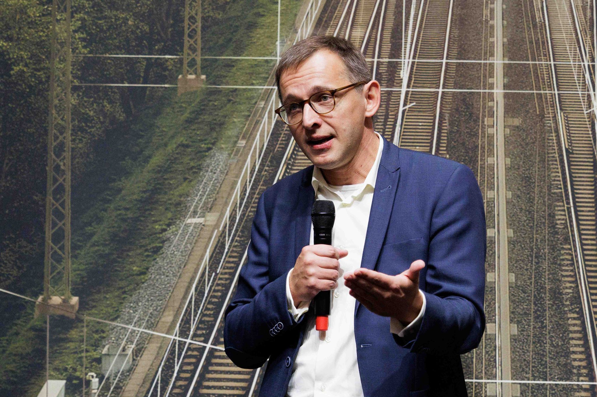 Der Chef der DB InfraGo, Philipp Nagl, hofft auf mehr Pünktlichkeit nach der Sanierung besonders heikler Strecken ab 2029. (Archivbild)