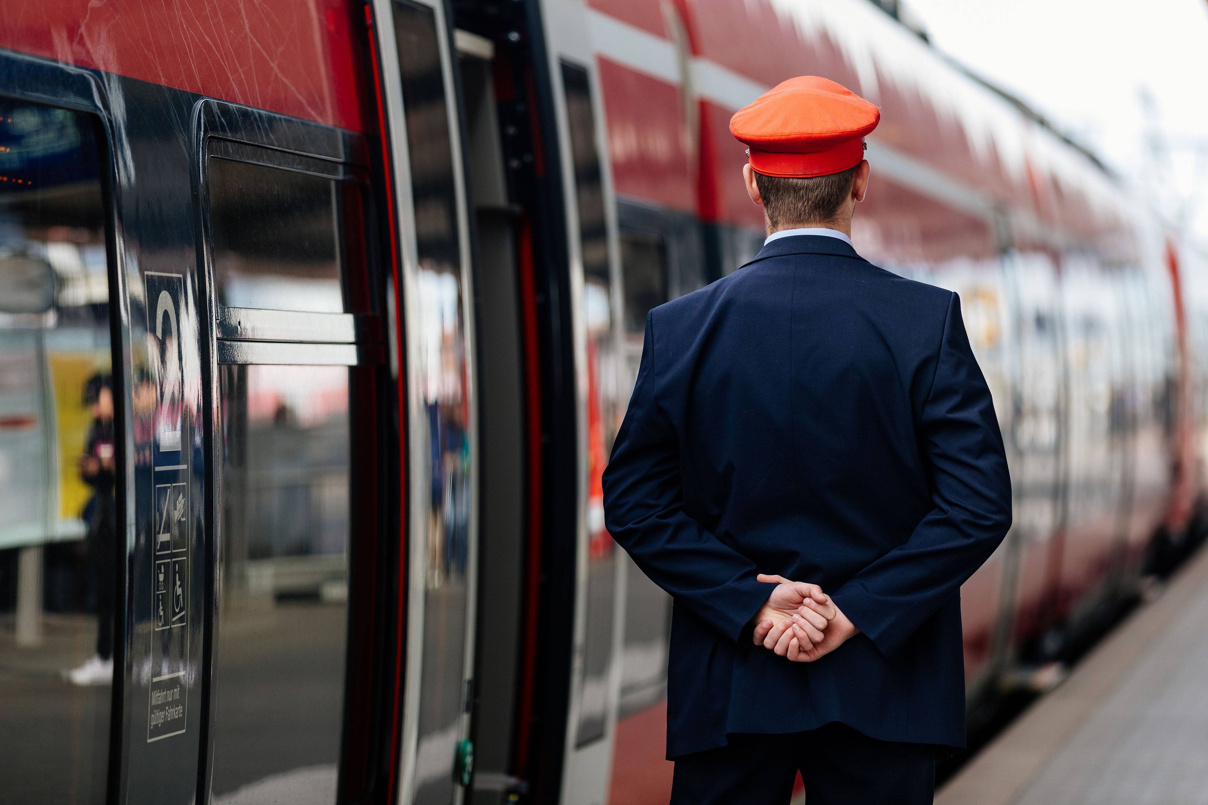 Ein Schaffner beobachtet die Abfahrt einer Regionalbahn auf dem Nürnberger Hauptbahnhof. Ab 2029 soll die Deutsche Bahn wieder pünktlicher sein. (Symbolfoto)