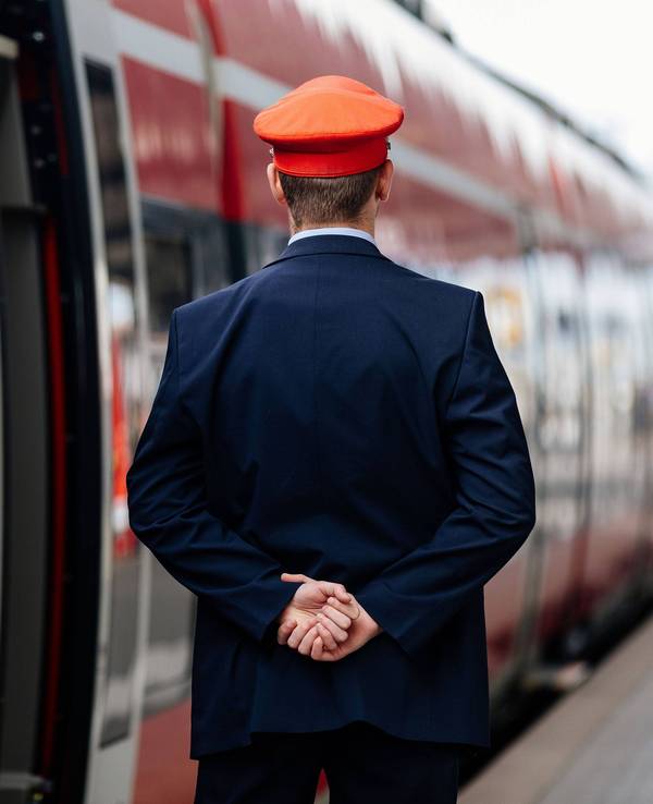 Ein Schaffner beobachtet die Abfahrt einer Regionalbahn auf dem Nürnberger Hauptbahnhof. Ab 2029 soll die Deutsche Bahn wieder pünktlicher sein. (Symbolfoto)