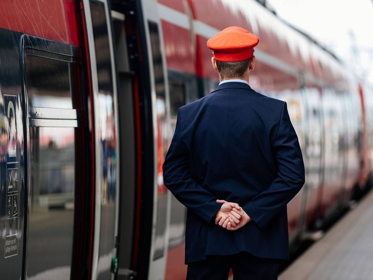 Ein Schaffner beobachtet die Abfahrt einer Regionalbahn auf dem Nürnberger Hauptbahnhof. Ab 2029 soll die Deutsche Bahn wieder pünktlicher sein. (Symbolfoto)