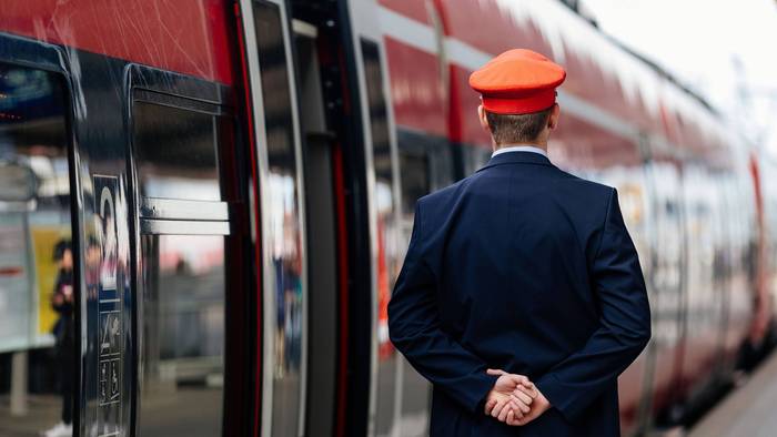 Ein Schaffner beobachtet die Abfahrt einer Regionalbahn auf dem Nürnberger Hauptbahnhof. Ab 2029 soll die Deutsche Bahn wieder pünktlicher sein. (Symbolfoto)