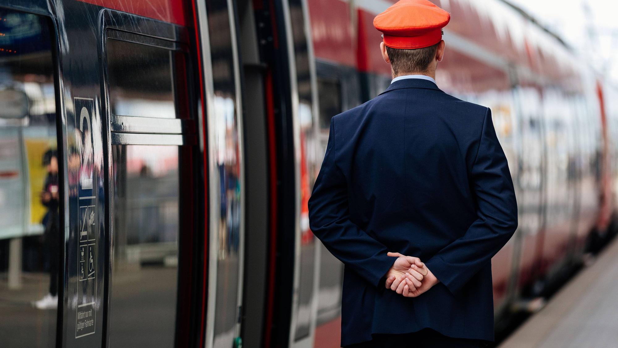 Ein Schaffner beobachtet die Abfahrt einer Regionalbahn auf dem Nürnberger Hauptbahnhof. Ab 2029 soll die Deutsche Bahn wieder pünktlicher sein. (Symbolfoto)