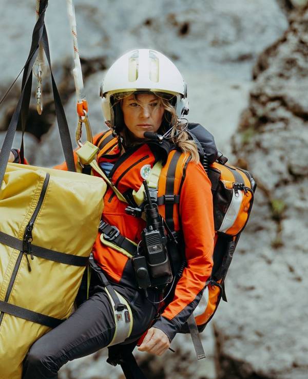 Bald klinkt sie sich aus: Luise Bähr gibt ihre Rolle als „fliegende Notärztin“ Katharina Strasser in der ZDF-Serie „Die Bergretter“ auf. (Bild: ZDF/Sabine Finger Fotografie)