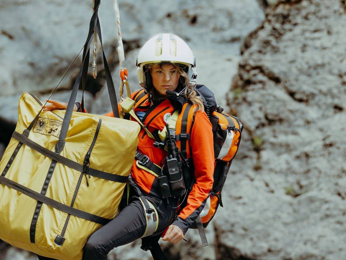 Bald klinkt sie sich aus: Luise Bähr gibt ihre Rolle als „fliegende Notärztin“ Katharina Strasser in der ZDF-Serie „Die Bergretter“ auf. (Bild: ZDF/Sabine Finger Fotografie)